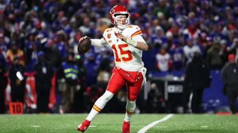 Mahomes em ação pelos Chiefs contra os Bills, na semifinal de conferência da AFC (Foto: Al Bello/Getty Images)