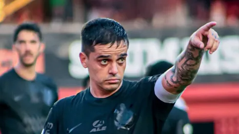 Fagner durante duelo contra o Vitória.