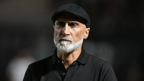 Álvaro Pacheco durante partida em São Januário.