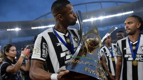 Júnior Santos com a taça do Campeonato Brasileiro. Foto: Thiago Ribeiro/AGIF
