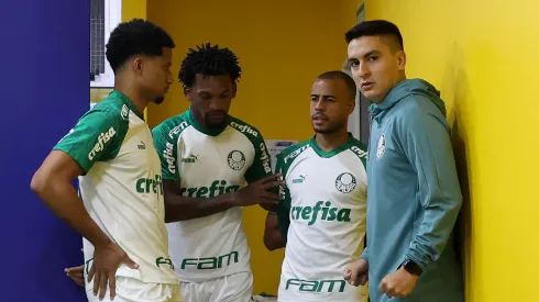 Murilo (primeiro à esq.) não será negociado na janela apesar de interesse do Vasco