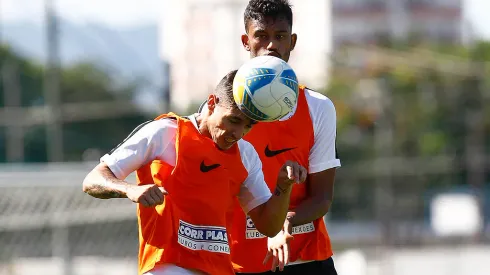 Jubal (ao fundo) disputa bola com Zeca em época no Santos da década passada – Foto: Ricardo Saibun/Santos FC
