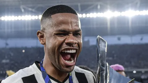 RJ - RIO DE JANEIRO - 08/12/2024 - BRASILEIRO A 2024, BOTAFOGO X SAO PAULO - Junior santos Jogador do Botafogo comemoram titulo de campeao durante cerimonia de premiacao apos vitoria contra o Sao Paulo em partida no estadio Engenhao pela decisao do campeonato Brasileiro A 2024.