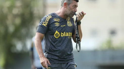 Pedro Caixinha em treino do Santos Foto: Reinaldo Campos/AGIF
