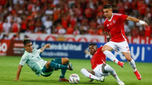 RS – PORTO ALEGRE – 16/01/2025 – AMISTOSO, INTERNACIONAL X MEXICO – Borre jogador do Internacional disputa lance com Alvarez jogador do Mexico durante partida no estadio Beira-Rio pelo campeonato Amistoso. Foto: Luiz Erbes/AGIF
