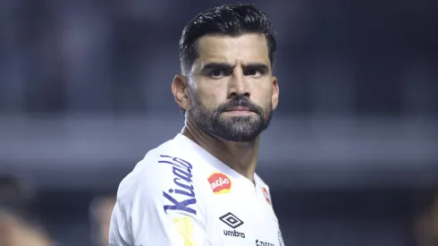 Tomás Rincón em partida pelo Santos (Reinaldo Campos/AGIF)
