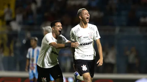 SP – MARILIA – 03/01/2024 – COPA SAO PAULO 2024, CORINTHIANS X JI-PARANA –  Kayke  do Corinthians comemora seu gol com  Higor Farias  da sua equipe durante partida contra o Ji-Parana no estadio Abreuzao pelo campeonato Copa Sao Paulo 2024. Foto: Leonardo LIMA/AGIF
