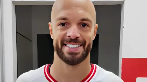 Carlão recebendo prêmio de Craque do Jogo, na primeira rodada do Paulistão. Foto: Instagram oficial/EC Noroeste