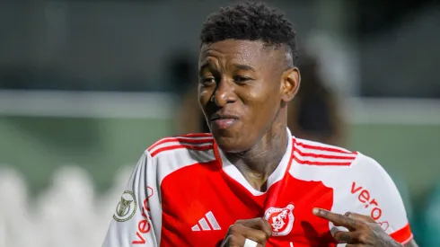 PR - CURITIBA - 22/06/2024 - BRASILEIRO A 2024, GREMIO X INTERNACIONAL - Vitao jogador do Internacional comemora seu gol durante partida contra o Gremio no estadio Couto Pereira pelo campeonato Brasileiro A 2024. Foto: Lucas Gabriel Cardoso/AGIF