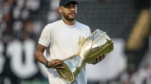 SP - SANTOS - 31/03/2024 - PAULISTA 2024, SANTOS X PALMEIRAS - FINAL - Neymar Junior ex jogador do Santos com o trofeu do campeonato paulista antes da partida entre Santos e Palmeiras no estadio Vila Belmiro pelo campeonato Paulista 2024. Foto: Reinaldo Campos/AGIF