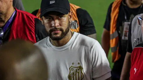 Neymar ex jogador do Santos durante partida Santos e Corinthians no estadio Vila Belmiro pelo campeonato Paulista 2024. Foto: Reinaldo Campos/AGIF