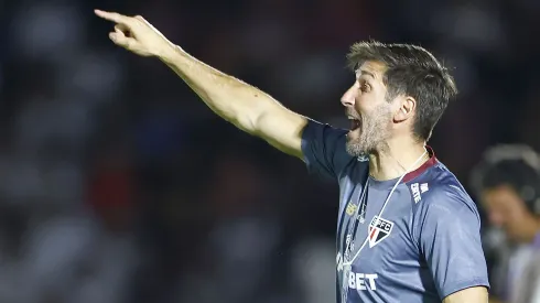 SP - RIBEIRAO PRETO - 20/01/2025 - PAULISTA 2025, BOTAFOGO-SP X SAO PAULO - Maxi Cuberas tecnico do Sao Paulo durante partida contra o Botafogo-SP no estadio Santa Cruz pelo campeonato Paulista 2025. Foto: Thiago Calil/AGIF