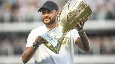 Neymar Junior ex jogador do Santos com o trofeu do campeonato paulista antes da partida entre Santos e Palmeiras no estadio Vila Belmiro pelo campeonato Paulista 2024. Foto: Reinaldo Campos/AGIF
