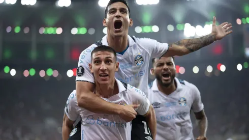 Cristaldo, meia do Grêmio, comemorando gol com Monsalve
