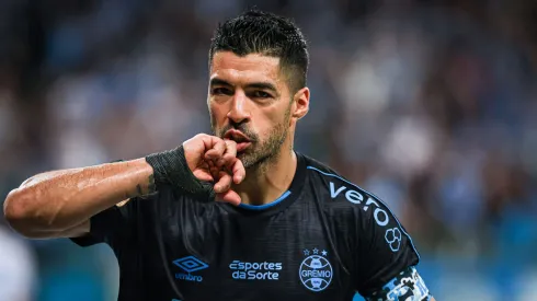 BA – PORTO ALEGRE – 04/11/2023 – BRASILEIRO A 2023, GREMIO X BAHIA – Luis Suarez jogador do Gremio comemora seu gol durante partida contra o Bahia no estadio Arena do Gremio pelo campeonato Brasileiro A 2023. Foto: Maxi Franzoi/AGIF
