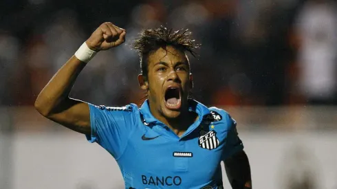 Neymar em 2012 comemorando gol pelo Santos. 
