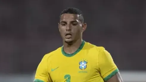 Diego Carlos, zagueiro em ação pela Seleção Brasileira
