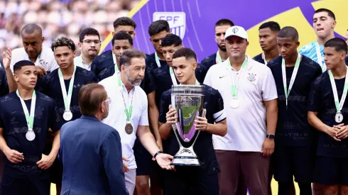 SP – SAO PAULO – 25/01/2025 – COPA SAO PAULO 2025, SAO PAULO X CORINTHIANS – Reinaldo Carneiro Bastos (e) presidente da FPF  e Augusto Melo presidente do Corinthians durante premiacao do jogo entre Sao Paulo e Corinthians no estadio Pacaembu pelo campeonato Copa Sao Paulo 2025.  Foto: Marcello Zambrana/AGIF
