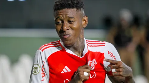 Vitao jogador do Internacional comemora seu gol durante partida contra o Gremio no estadio Couto Pereira pelo campeonato Brasileiro A 2024. Foto: Lucas Gabriel Cardoso/AGIF
