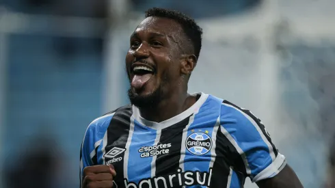 RS – PORTO ALEGRE – 26/01/2025 – GAUCHO 2025, GREMIO X CAXIAS – Edenilson jogador do Gremio comemora seu gol durante partida contra o Caxias no estadio Arena do Gremio pelo campeonato Gaucho 2025. Foto: Maxi Franzoi/AGIF
