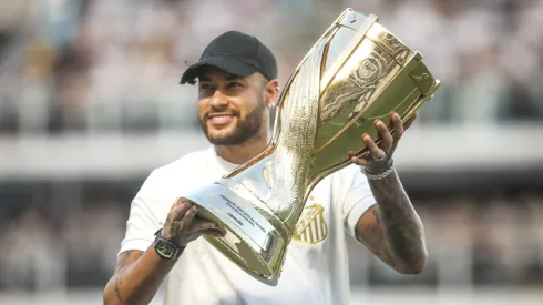 Neymar Junior ex jogador do Santos entra com o troféu do campeonato paulista antes da partida entre Santos e Palmeiras no estádio Vila Belmiro pelo campeonato Paulista 2024. Foto: Reinaldo Campos/AGIF
