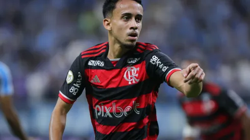 RS – PORTO ALEGRE – 22/09/2024 – BRASILEIRO A 2024, GREMIO X FLAMENGO – Matheus Goncalves jogador do Flamengo comemora seu gol durante partida contra o Gremio no estadio Arena do Gremio pelo campeonato Brasileiro A 2024. Foto: Maxi Franzoi/AGIF
