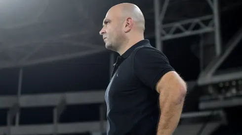 Carlos Leiria técnico do Botafogo durante partida contra o Fluminense no estádio Engenhão pelo campeonato Carioca 2025. Foto: Thiago Ribeiro/AGIF
