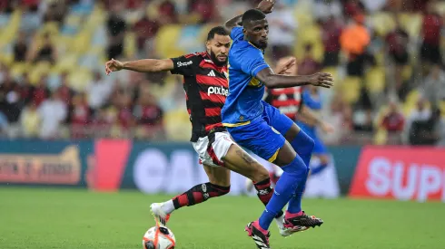 RJ – RIO DE JANEIRO – 30/01/2025 – CARIOCA 2025, FLAMENGO X SAMPAIO CORREA – Juninho jogador do Flamengo disputa lance com Thuram jogador do Sampaio Correa durante partida no estadio Maracana pelo campeonato Carioca 2025. Foto: Thiago Ribeiro/AGIF
