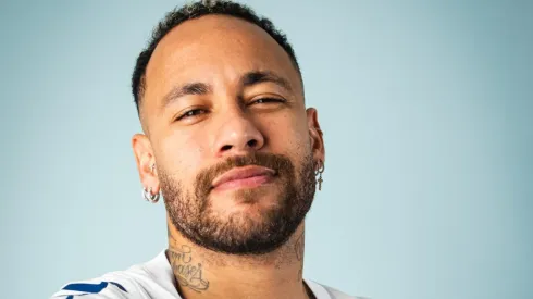 Neymar assinou com o Santos.