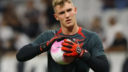 Léo Link goleiro do Athletico-PR durante execução do hino nacional antes da partida contra o FC Cascavel no estádio Arena da Baixada pelo campeonato Paranaense 2023. Foto: Robson Mafra/AGIF