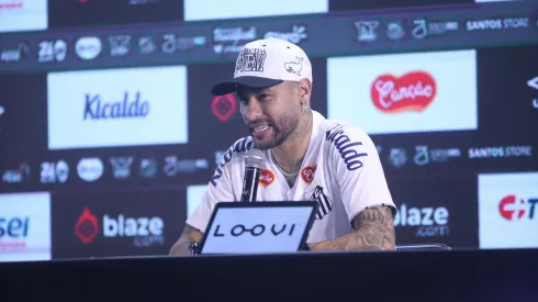 Neymar durante sua apresentação oficial como jogador do Santos em coletiva de imprensa realizada no Vila Belmiro. Foto: Reinaldo Campos/AGIF