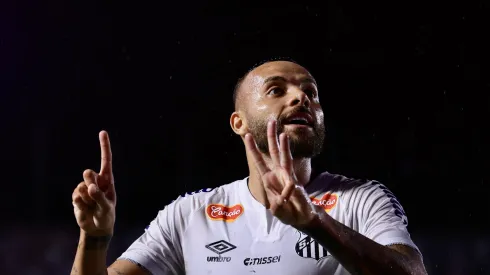Guilherme jogador do Santos comemora seu gol durante partida contra o São Paulo no estádio Vila Belmiro pelo campeonato Paulista 2025. Foto: Marcello Zambrana/AGIF