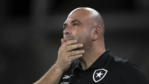 RJ – RIO DE JANEIRO – 22/01/2025 – CARIOCA 2025, BOTAFOGO X VOLTA REDONDA – Carlos Leiria tecnico do Botafogo durante partida contra o Volta Redonda no estadio Engenhao pelo campeonato Carioca 2025. Foto: Jorge Rodrigues/AGIF