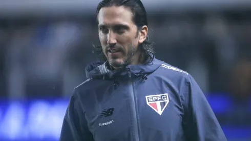 SP – SANTOS – 01/02/2025 – PAULISTA 2025, SANTOS X SAO PAULO – Zubeldia tecnico do Sao Paulo durante partida contra o Santos no estadio Vila Belmiro pelo campeonato Paulista 2025. Foto: Reinaldo Campos/AGIF