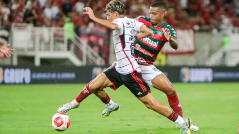 RN – NATAL – 27/01/2024 – CARIOCA 2024, PORTUGUESA RIO X FLAMENGO jogador do Portuguesa Rio disputa lance com jogador do Flamengo durante partida no estadio Arena das Dunas pelo campeonato Carioca 2024. Foto: Augusto Ratis/AGIF