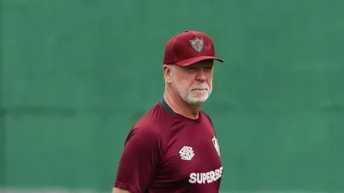 Mano Menezes está pressionado no cargo e busca por soluções