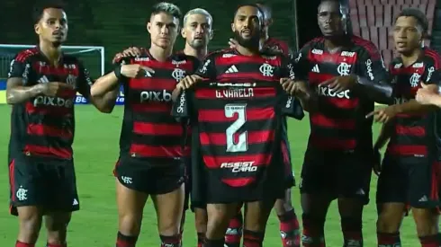 No gol de Juninho, jogadores do Flamengo homenagearam o lateral-direito Varela – Foto: Reprodução
