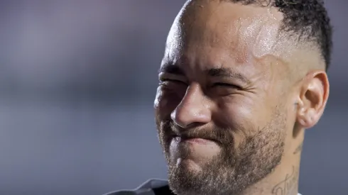 Neymar Jr. jogador do Santos durante partida contra o Botafogo-SP no estádio Vila Belmiro pelo campeonato Paulista 2025. Foto: Ettore Chiereguini/AGIF