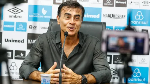  Gustavo Quinteros técnico do Grêmio durante partida contra o Juventude no estádio Alfredo Jaconi pelo campeonato Gaúcho 2025. Foto: Luiz Erbes/AGIF

