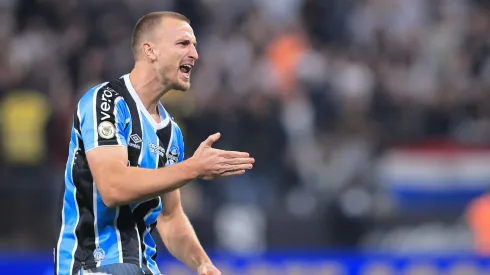 Rodrigo Ely jogador do Grêmio comemora seu gol durante partida contra o Corinthians no estádio Arena Corinthians pelo campeonato Brasileiro A 2024. Foto: Ettore Chiereguini/AGIF