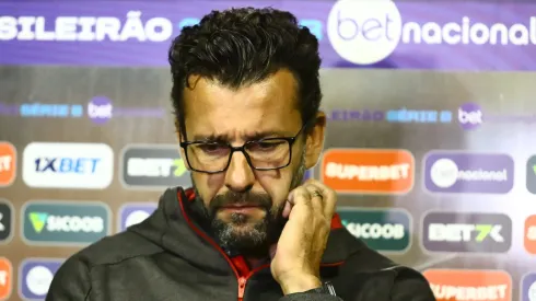 Alberto VAlentim técnico do Ituano durante partida contra o Brusque no estádio Novelli Junior pelo campeonato Brasileiro B 2024. Foto: Marco Miatelo/AGIF