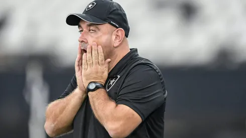 RJ – RIO DE JANEIRO – 26/01/2025 – CARIOCA 2025, BOTAFOGO X BANGU – Carlos Leiria tecnico do Botafogo durante partida contra o Bangu no estadio Engenhao pelo campeonato Carioca 2025. Foto: Thiago Ribeiro/AGIF