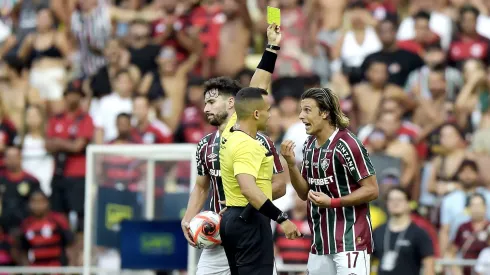 Canobbio jogador do Fluminense recebe cartão amarelo do árbitro durante partida contra o Flamengo no estádio Maracanã pelo campeonato Carioca 2025.