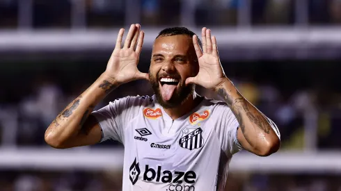 Guilherme jogador do Santos comemora seu gol durante partida contra o Palmeiras no estádio Vila Belmiro pelo campeonato Paulista 2025. Foto: Marcello Zambrana/AGIF