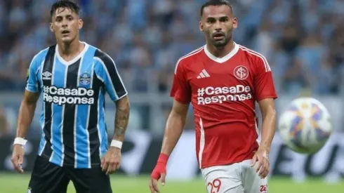 Pavon, do Grêmio, e Thiago Maia, do Inter, disputam a bola em jogada no Gre-Nal 444<br />
Foto: Ricardo Duarte/Inter