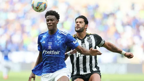 MG – BELO HORIZONTE – 09/02/2025 – MINEIRO 2025, CRUZEIRO X ATLETICO-MG – Jonathan jogador do Cruzeiro disputa lance com Hulk jogador do Atletico-MG durante partida no estadio Mineirao pelo campeonato Mineiro 2025. Foto: Gilson Lobo/AGIF