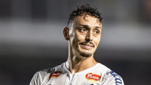 Pituca é criticado na web após tropeço do Peixe.