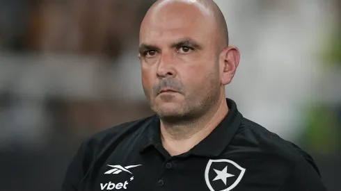 – –NENHUM– – 22/01/2025 – CARIOCA 2025, BOTAFOGO X VOLTA REDONDA – Carlos Leiria tecnico do Botafogo durante partida contra o Volta Redonda no estadio –nenhum– pelo campeonato Carioca 2025. Foto: Thiago Ribeiro/AGIF