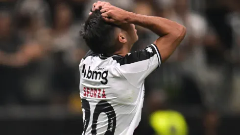 Juan Sforza tem saída se encaminhando no Vasco – Foto: Pedro Vilela/Getty Images