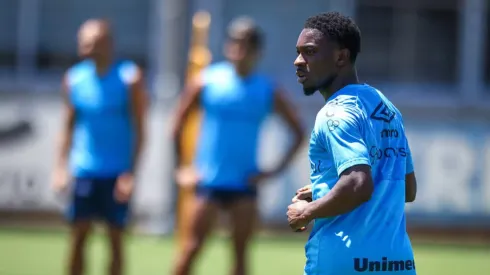 Francis Amuzu treinando no Grêmio – Foto: Lucas Uebel/Grêmio